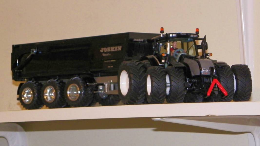 Black Valtra
Valtra T 191 with Joskin 3-axle hauler in scale 1:32
