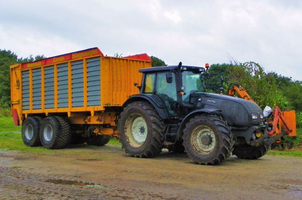 Black T 191 in the Netherlands
Valtra T 191 with Veenhuis silage-wagon on the yard of contractor J. Pit from Basse.
