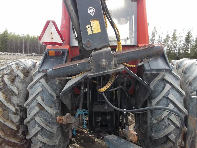 Joku meni pikkasen vinoon
Vähä oma tekosen nosturin sovitteen sauma repes, syy repeämiseen oli se, että vasemmalta tupelta eteen menevä tuki rauta oli poikki ja se pisti tuon kovalle rasitukselle. 
Avainsanat: repes, valmet, hakki