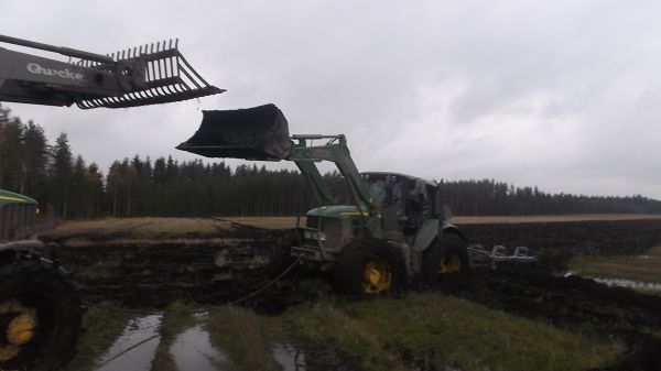 John Deere 7530
Isäntä ite muni. :)
Avainsanat: JD överum