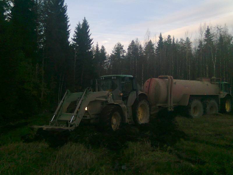 Paskan ajoa
Löyty märkä nurkka pellosta, toisella rattorilla ei liikahtanutkaan, kaivurilla pois.
Avainsanat: Paskan ajoa, Jontikka