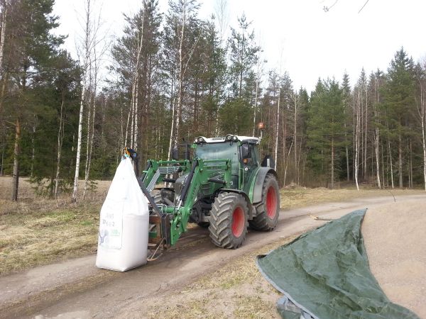 Apulannan levitystä 2015
Apulannan levitystä nurmille 2015.
Avainsanat: Fendt, 211, Vario, TMS, Lännen, Cemagro