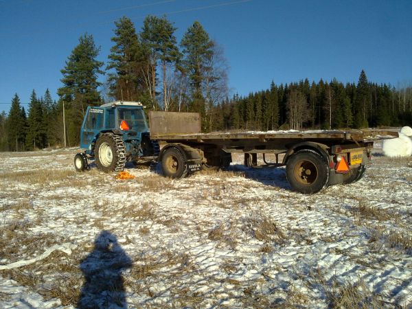 Odottelin paaleja kyytiii.
Paalien ajoa osa kaksi..
