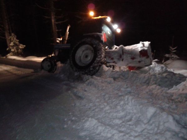 Toinen kuvakulma.. Olihan se pikkusen kallellaa..
Auraus reissulla penkka petti ja ojaan.. pois kikkaillessa tuli kanto vastaan.. 
