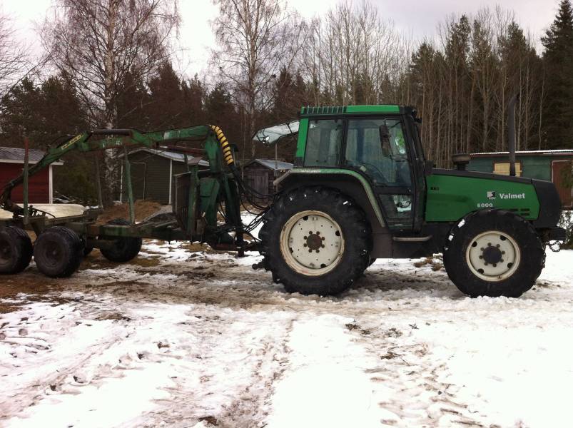 Valmet ja Kronos
Tuulen kaatoja korjaamassa pois.
Avainsanat: valmet 6000 kronos 350