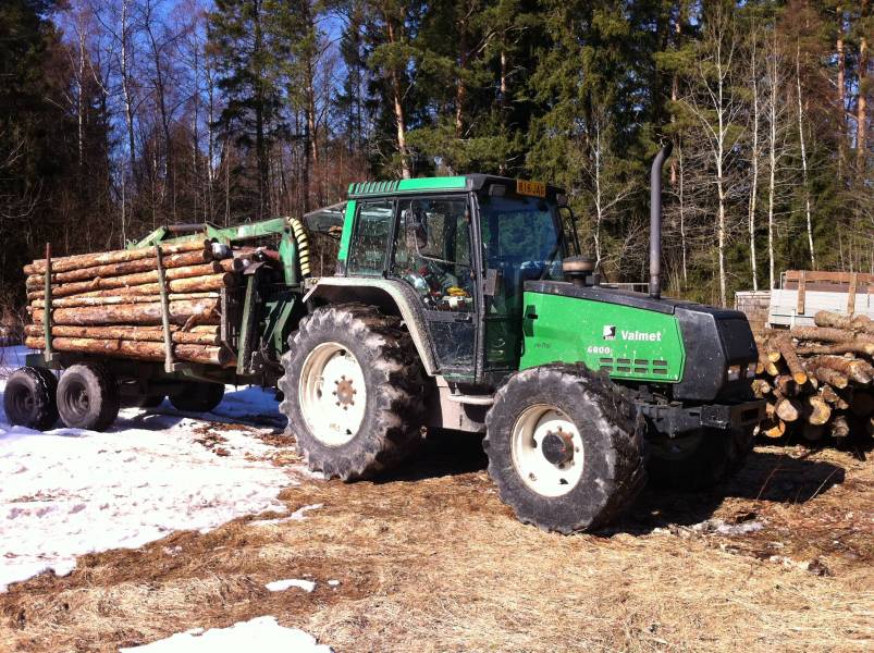 Valmet ja Kronos
Polttopuu kuormaa.
Avainsanat: valmet 6000 kronos 350