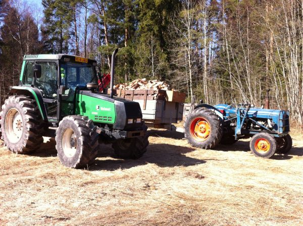 Klapihommia
Keväistä klapitehtailua. Klapikoneena piko 732.
Avainsanat: valmet 6000 fordson major piko 732