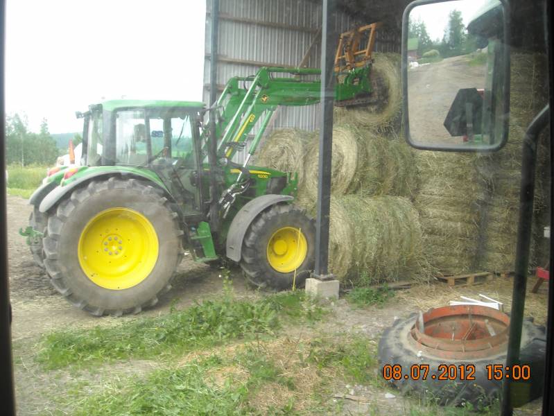 paaleja katokseen
meikäläine lastaamassa paaleja katokseen, kone jd 6230 ja koura on valmetin tekele 30vuoden takaa.
Avainsanat: deere