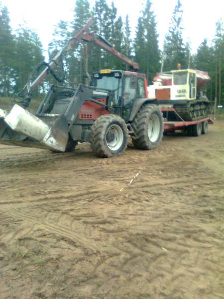 Valtra Valmet 8350 ja Morooka
Levityskone lavetille ja kohti uusia kohteita
Avainsanat: Valtra valmet morooka kalkinlevitys