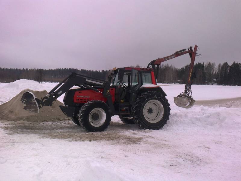 Valtra Valmetti ja Patu
Kalkin mättö kone
Avainsanat: Valtra valmet patu