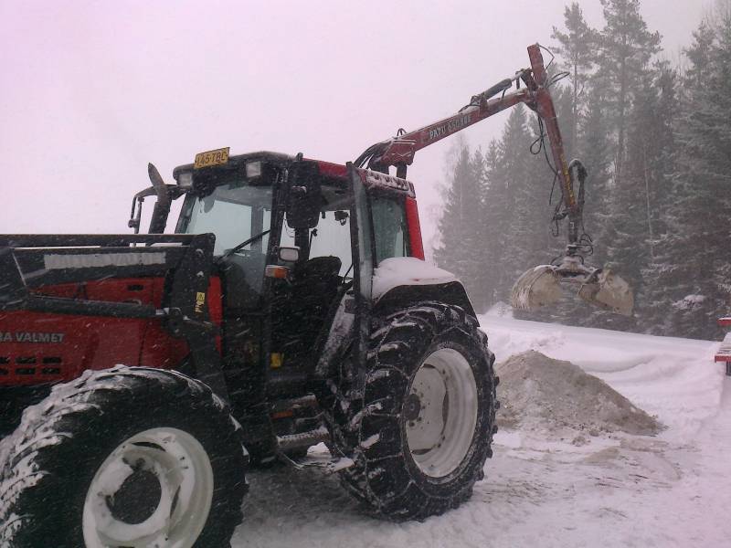 Valtra Valmetti ja Patu
Kalkin mättö kone
Avainsanat: Valtra valmet patu