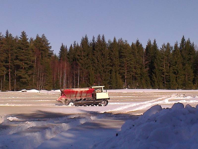 Morooka
Morooka kalkinlevitys vaunu, kuvanlaadun takaa nokian kumisaapas
Avainsanat: Moroko kalkkia