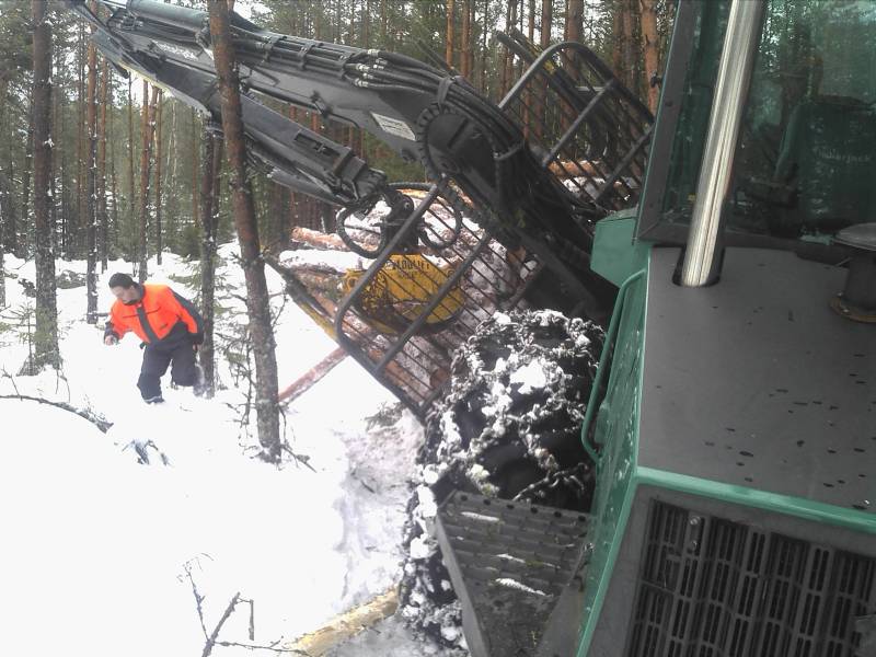 Kuormatila nurin.
Näinkin voi käydä.
Avainsanat: Timberjack