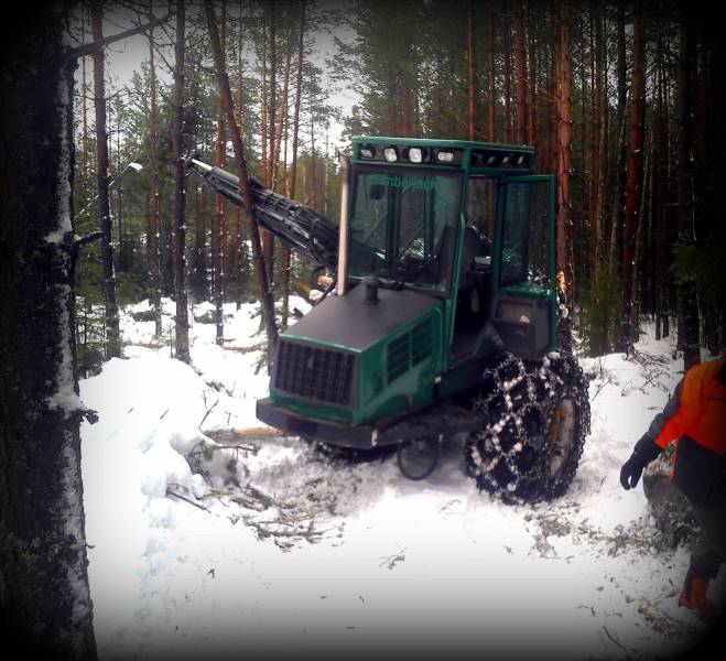 Kone kallellaan.
Päässy kuormatila kaatumaan.
Avainsanat: Timberjack