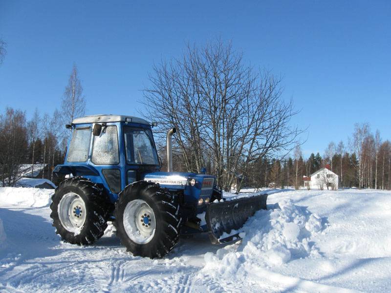 County 754 Puskulevyllä
754 Kontu puskulevyllä ja ylioppilashytillä. 
Avainsanat: Ford County 754