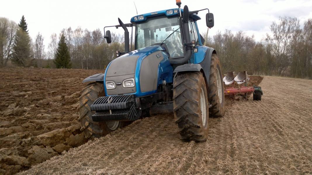 kyntöä
valtra t160 ja 5-siipiset
Avainsanat: valtra t160 kverneland