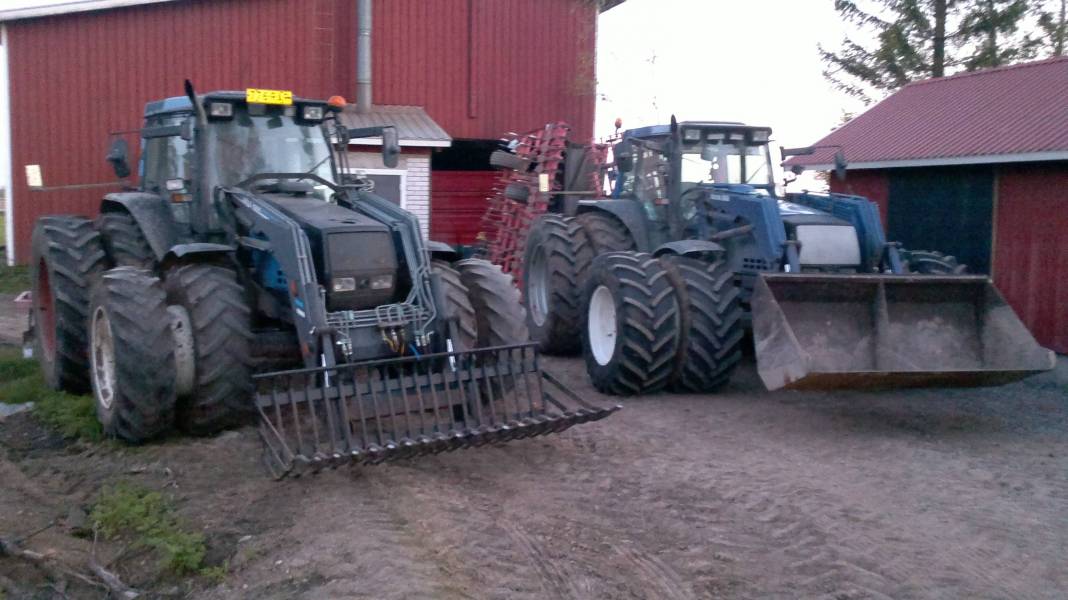 muokkauskalustoa
valtra 6600 ja kultivaattori
valtra 8950 ja 8m väderstad
Avainsanat: valtra 6600 8950 sigma väderstad
