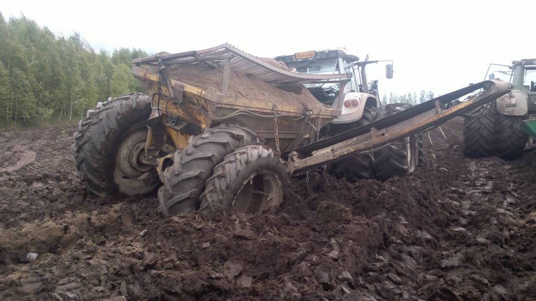 valtra t170 jumissa
taustalla 924 fendt
Avainsanat: fendt 924 valtra t170 sora-mara