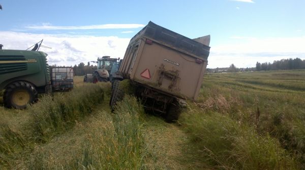 tunnelmia kokoviljasäilörehun korjuusta
sarkaojan reuna petti
valtra,fentti,ajosilppuri ja peeconi
Avainsanat: valtra 8950 peecon fendt 924 jd john deere 7200