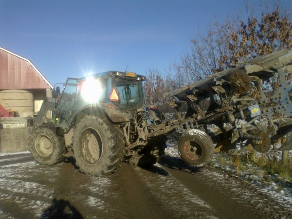 Valtra N141 ja lemkenin nelisiipiset!!
Maailman paskimmat aurat!!!
