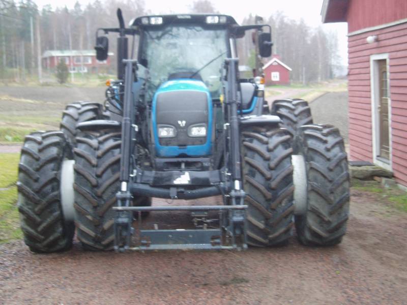 Valtra N 141
paripyörät kiinnitettyinä
