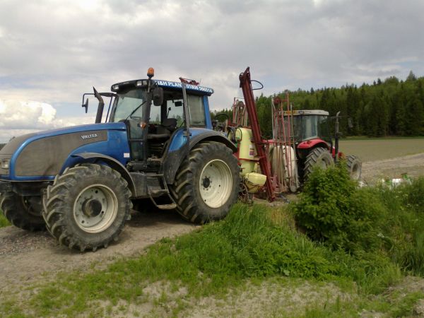 Ruiskujen täyttö.. :D
Valtra T140 ja Ferku 5445.
