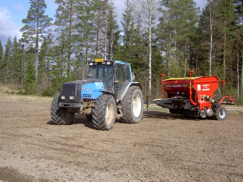 Valmet 8000+Junkkari maestro
Valmet 8000 sekä Junkkari Maestro kylvämässä keväällä 2010
Avainsanat: Valmet 8000 Junkkari Maestro Kylvö