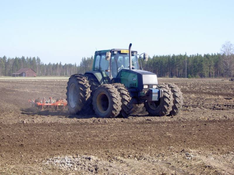 Valmet 8400 äestämässä
Valmet 8400 sekä Kvaerneland 
Avainsanat: Valmet 8400 Kvaerneland