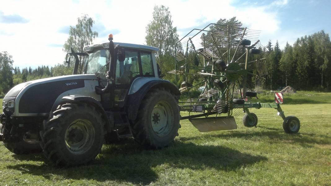 Valtra T190 ja Krone Swardo 800/26
Kyllähän tuo vähän piristetty t190 jaksaa karhotinta vetää :D
Avainsanat: Valtra T190 Krone Swardo Karhotin