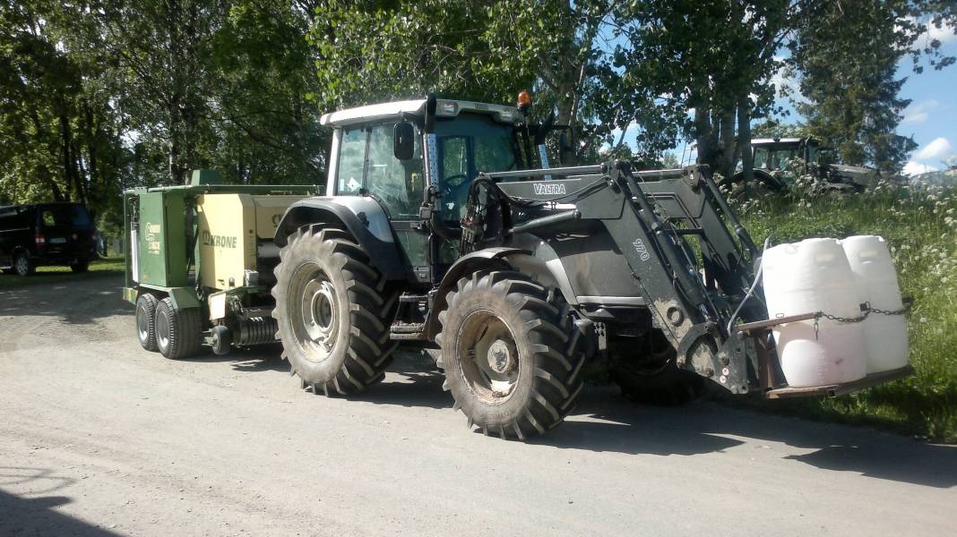 Paalaus yhdistelmä
Valtra T140 ja Krone Compipack
Avainsanat: Valtra T140 Krone Pyöröpaalain