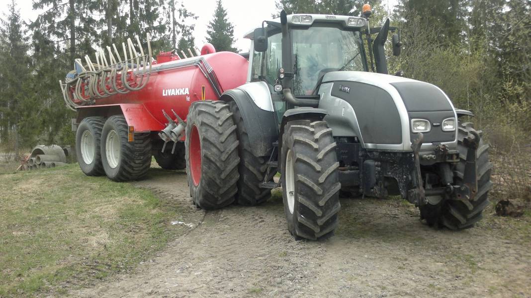 Valtra T190 ja Livakka
Avainsanat: Valtra T190 Livakka