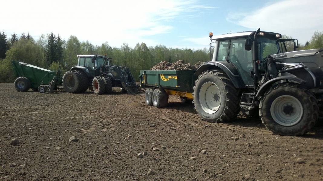 Kiven kerruuta
Valtra N141 ja Multiva TRM 130, Valtra T140 ja Kivi-Pekka 5
Avainsanat: Valtra T140 N141 Multiva Kivi-Pekka