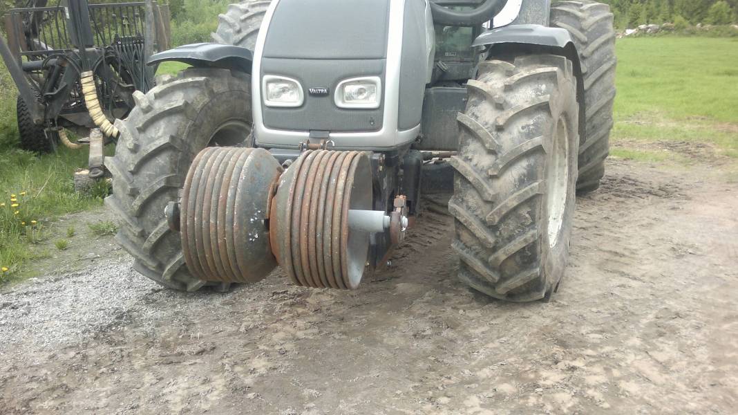 Valtra T190 keulapainot
Piti painot laitta että pysyy lautasmuokkarin kanssa keula maassa.
Avainsanat: Valtra T190 painot