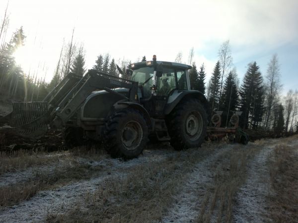 Kyntämistä
Oli hyvä kyntää sen jälkeen ku käytti vähän pakkasta. 
Avainsanat: Valtra T140 Kverneland