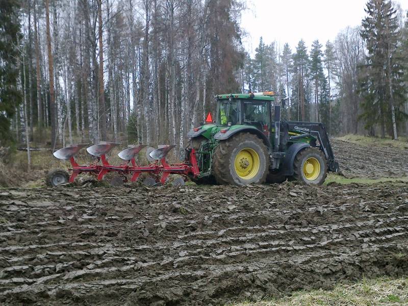 John Deere 7820
kevään ekat kynnöt
Avainsanat: john deere