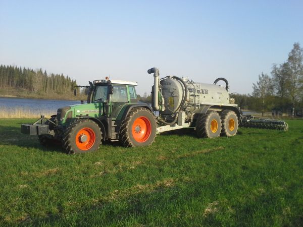 Lietteen ajoa nurmelle.
Fendt 818 ja Joskin Komfort 2 14m3, 8m multain.
Avainsanat: Fendt, Joskin