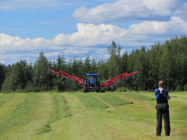 Nh t6040 ja kverneland 15m karhotin
Karhotteluja
Avainsanat: karhotus newholland