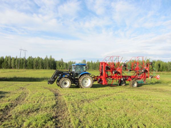 Nh t6040 ja kverneland 15m karhotin
karhotteluja
Avainsanat: karhotus newholland