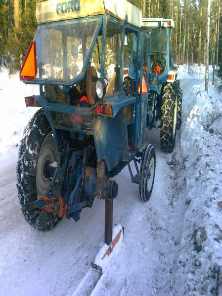 Vetoakseli poikki,suksimalla kotiin
Talvella meni 1kk nostaessa Fordia suosta ja suunnitellessa sen kotiin siirtoa.Matkaa tielle 1.5km ja siitä vielä 5km kotiin.Suksi on uniikkituote itse tehtynä,toimiva ja kestävä.(kokeiltu myös asvaltilla)Traktori tuli kuntoon vaihtamalla uusi vetoakseli,ei muita vahinkoja.
