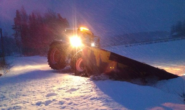 Fendt 818
Liian suuri tilannenopeus ja liukas suojakeli. Kuorma auton jäykkä aura joka väännättää traktoria vasemmalle jonne se tykkää puskee.
Avainsanat: haaveri