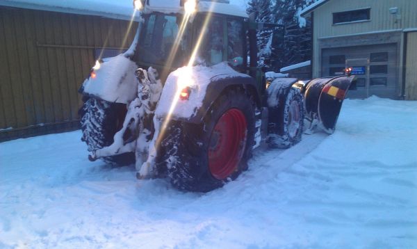 Fendt 818
Auralenkillä irtosi aurasta metallinpalanen ja mihkäs muualle kun takarenkaaseen pystyyn
Avainsanat: rengas