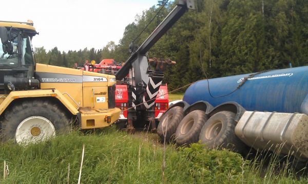 Raskas hinausyksikkö nostoapuun
Pääsi hinausauto paikalle rälläkkä mukanaan niin sai tehdä reijän pytyn kylkeen ja vaijerit autoon kiinni ettei pytty painunut enempää.. sen jälkeen terra ketjusta irti ja imemään säiliöö tyhjäksi.
Avainsanat: Haaveri tie kaatunut