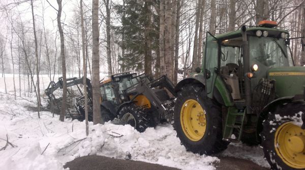 Valtra 8050 + Kronos
Maan vetovoima otti vallan tuolla työmaalla. kohtalaisen syvällä käytiin mutta onneksi oli tolkun apu.
