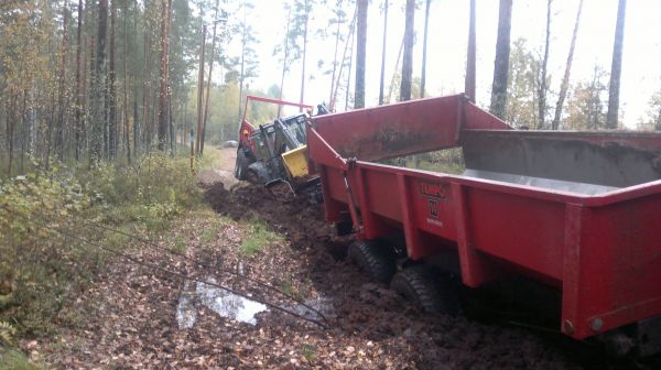 kuivan kesän touhuja
Talkoot ne oli tässäkin.
