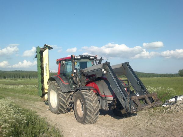 Valtra T151 & Krone 320
Niitolle menossa
