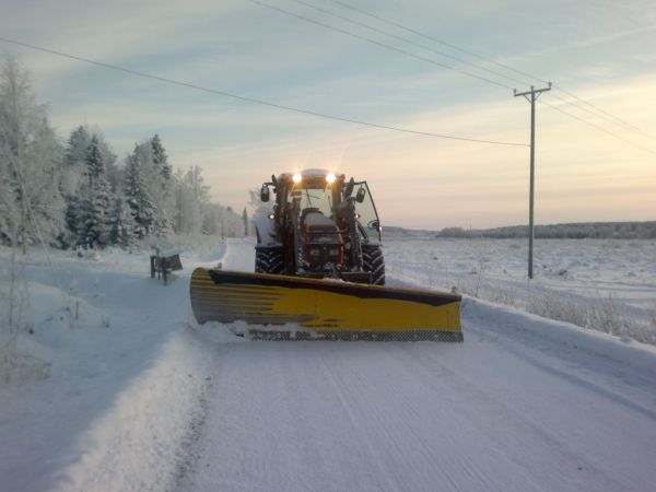 Valtra T151 & Vaman heittävän alueauran kokeilua
Vama3800K &T151
