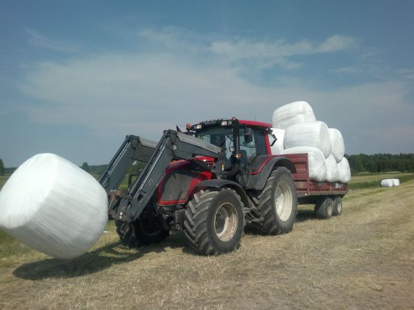 Kuivaheinäpaalien ajoa siiloon
Valtra T151, Tuhti & alkava myrsky
