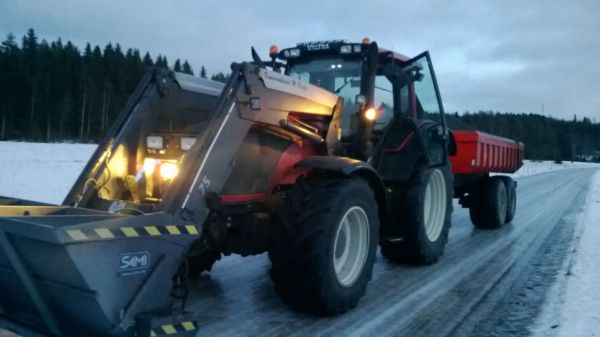 Hiekan hakua
Valtra T151,Sami sl2300 ja Hyväkone
