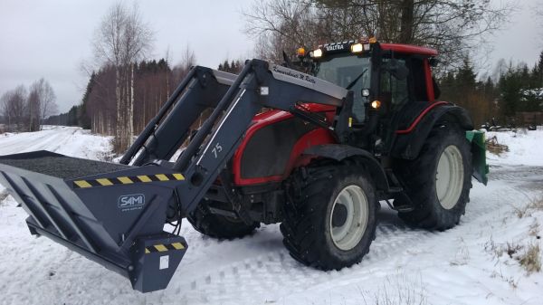 Hiekoitukselle menossa
Valtra T151, AT250 & Sami SL-2300
