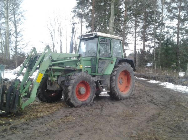 Ventti 310 farmer
Ventti viime keväänä klapien kuskauksessa.
